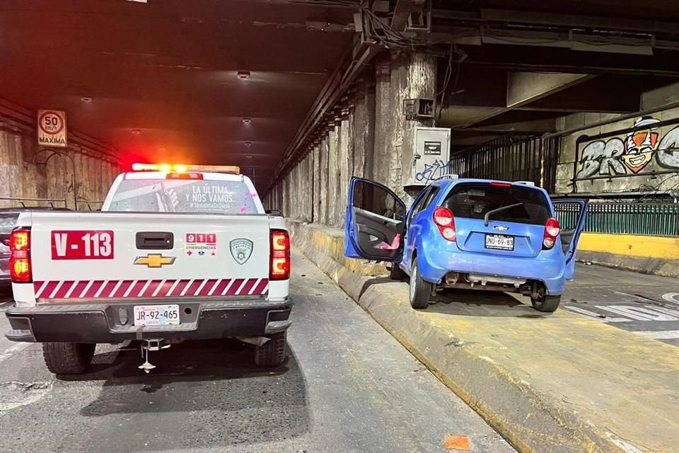 Después de volcarse en el túnel de Avenida Hidalgo, el conductor de un automóvil Mazda 3 provocó que otro vehículo se impactara con un muro y luego abandonó su auto en el lugar.