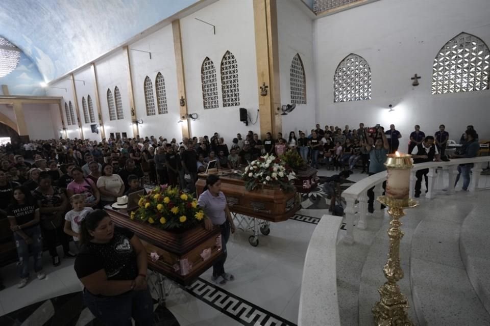 Familiares, vecinos y amigos despidieron a Hipólito Mora.