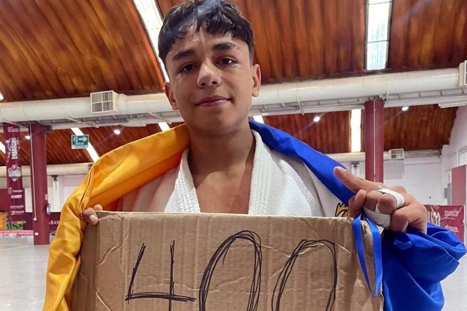 David Haro festejó con su equipo la medalla de oro 400 para Jalisco en los Nacionales Conade. 