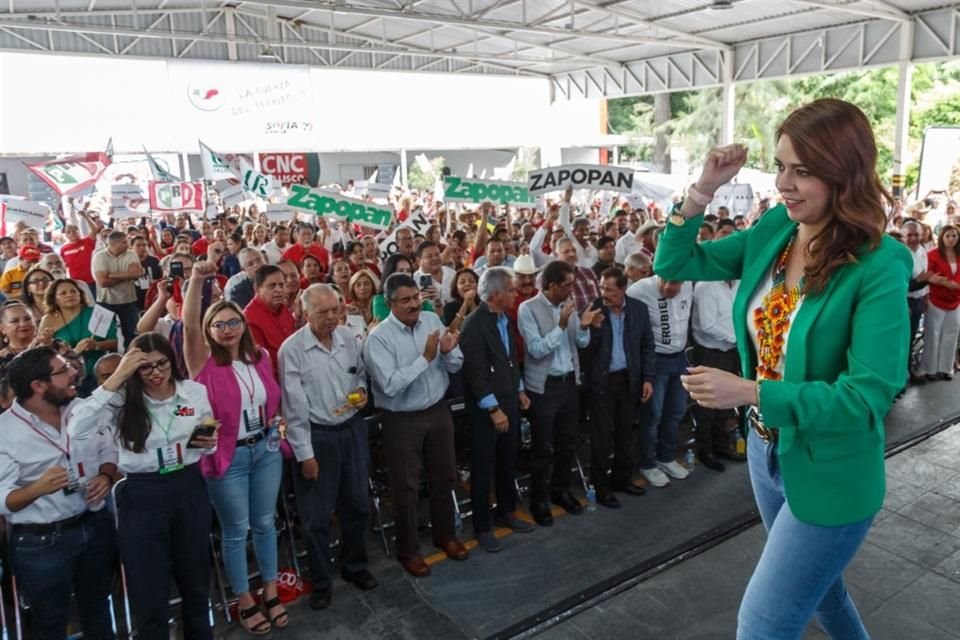 Laura Haro durante la toma de Protesta de las y los consejeros políticos de los 125 comités municipales, en la explanada del PRI Jalisco.