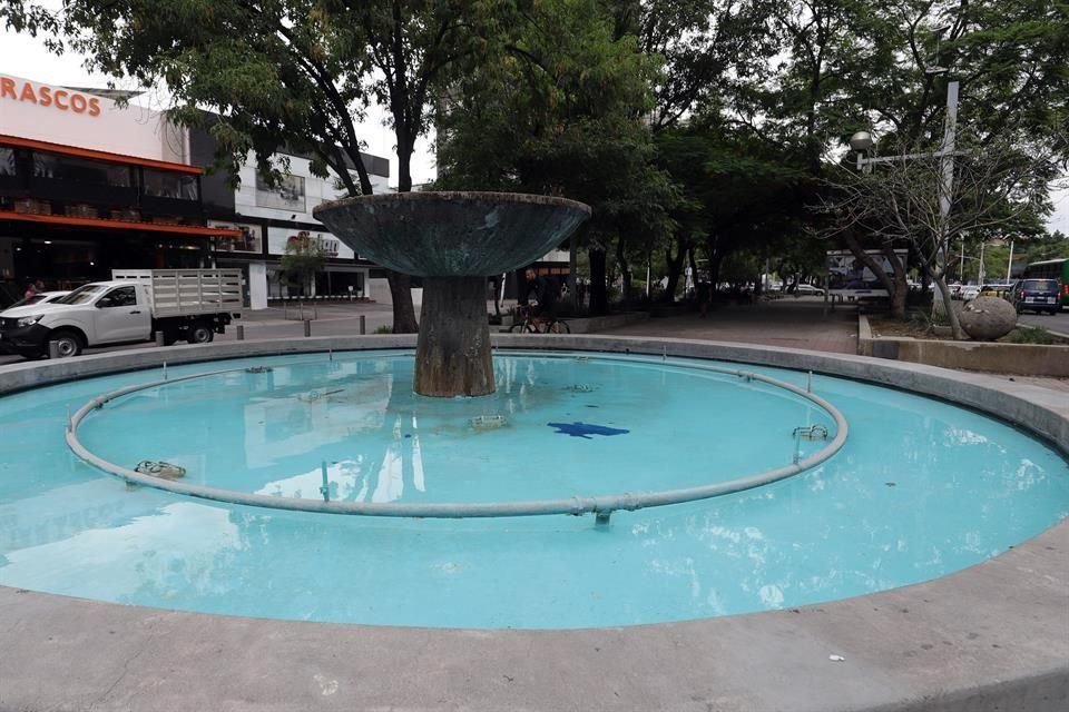 Aunque las fontanas de la vía operan con normalidad, varias tienen lama o acumulan basura.