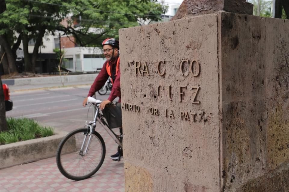 Las esculturas de los Niños Héroes están vandalizadas, pues les faltan letras y sus 'armas'.