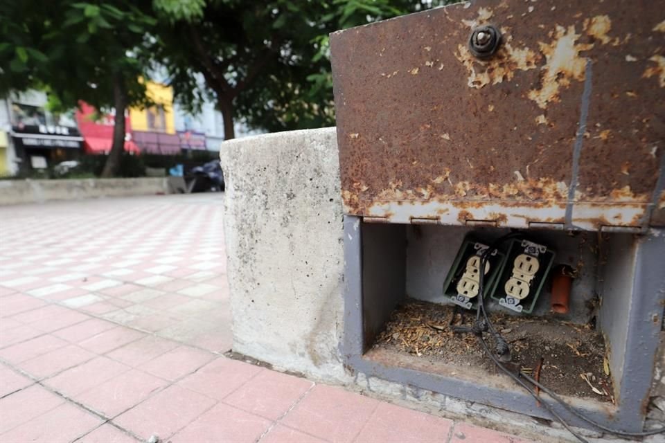De las tomas de corriente, varias están dañadas o incluso robaron toda la instalación.
