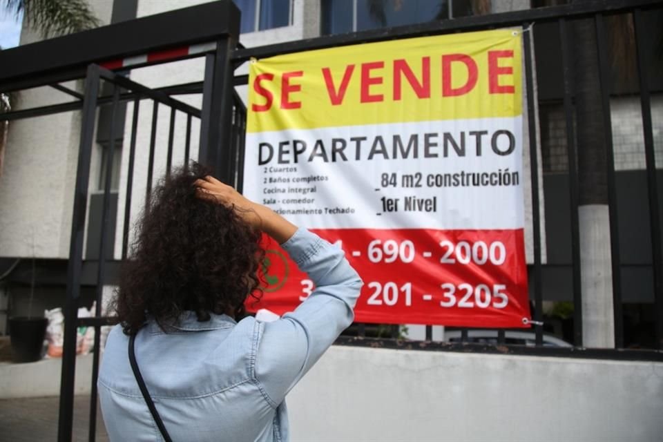 El estancamiento de salarios complica la adquisición de casas.