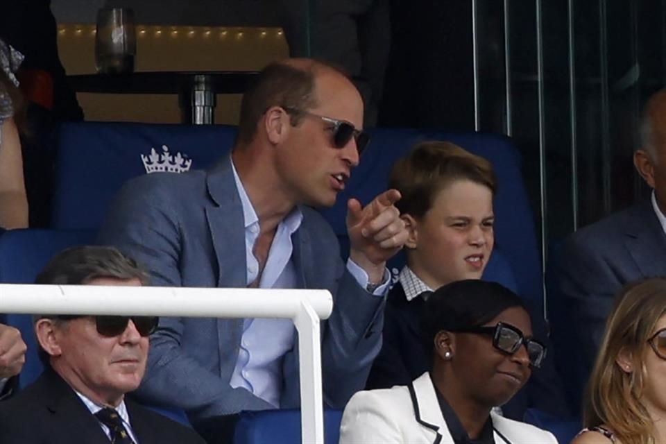 El Príncipe Guillermo y su hijo, el Príncipe Jorge, acudieron este sábado al partido de cricket entre Inglaterra y Australia, en Londres.