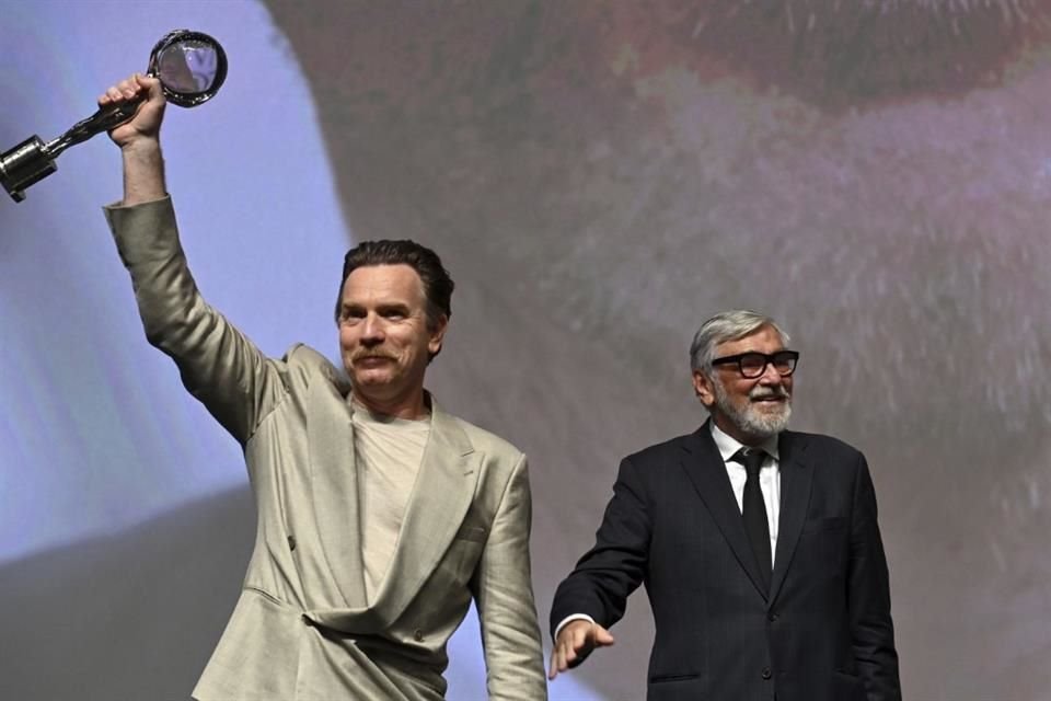El actor Ewan McGregor recibió el Premio Honorario del Presidente en la apertura del Festival de Karlovy Vary, en República Checa.