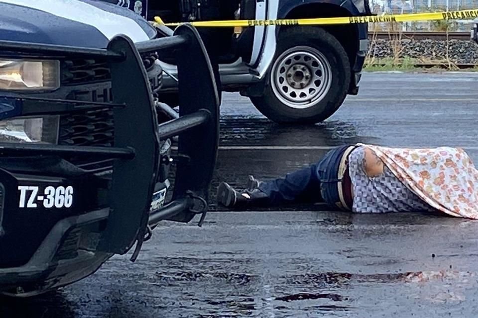 Una pareja chocó en su moto contra una camioneta; él murió, ella fue llevada grave por la ambulancia.