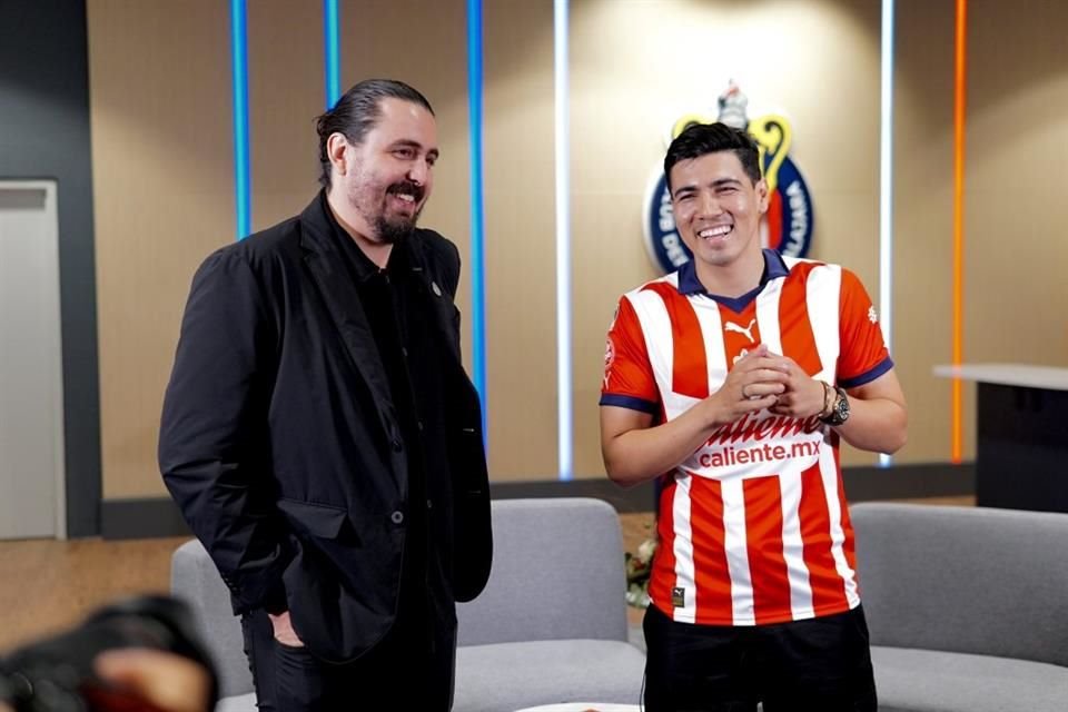 Érick Gutiérrez, refuerzo de las Chivas, y Amaury Vergara. Foto cortesía Chivas