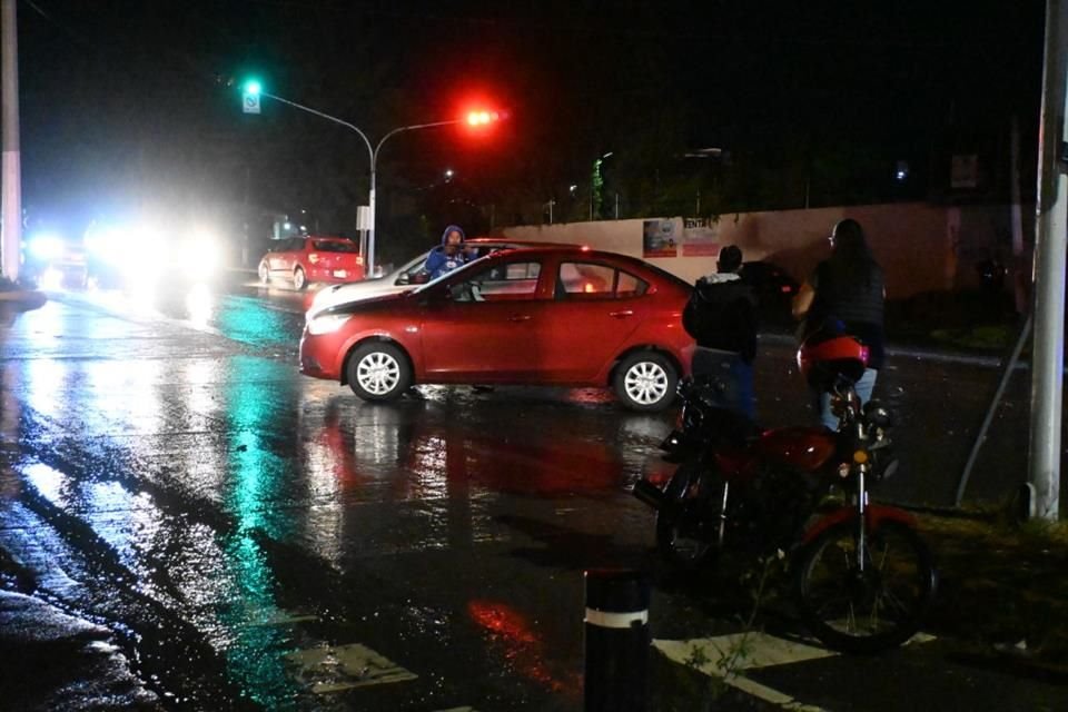 Dos heridos dejó el choque de una moto contra un auto compacto rojo sobre Mariano Otero, al cruce con H. Colegio Militar, en Zapopan.