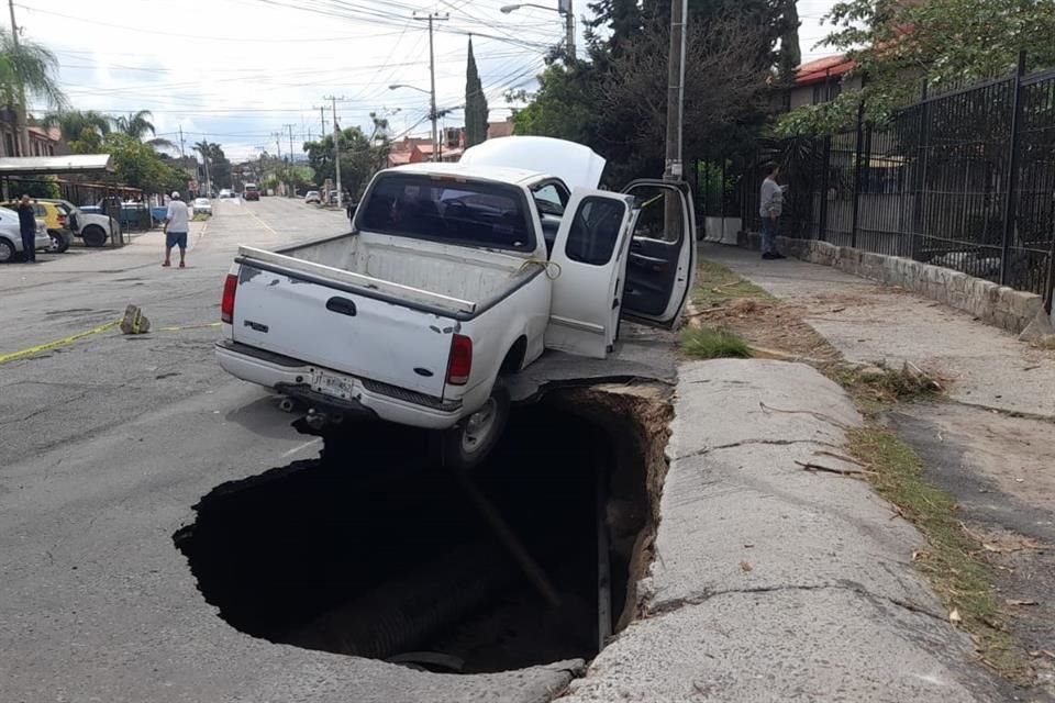 Siapa ya se encuentra en la zona que ya está acordonada par a poner a salvo el vehículo y reparar el desperfecto.