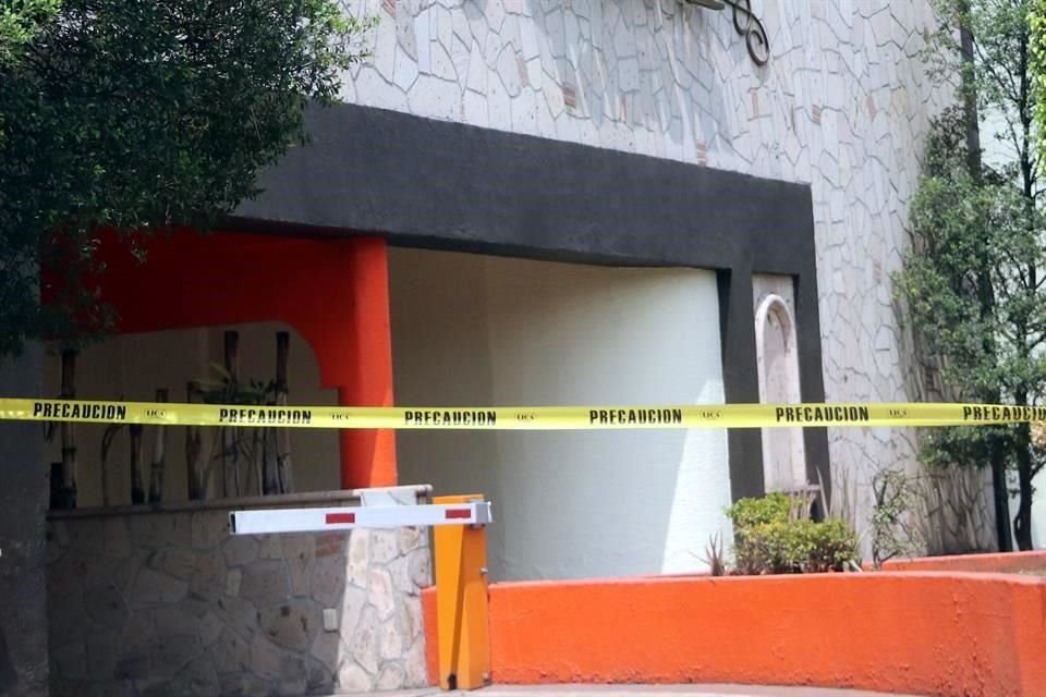 Aparentemente, los fallecidos se intoxicaron con monóxido de carbono despedido por la camioneta que estaba encendida en la cochera de la habitación.