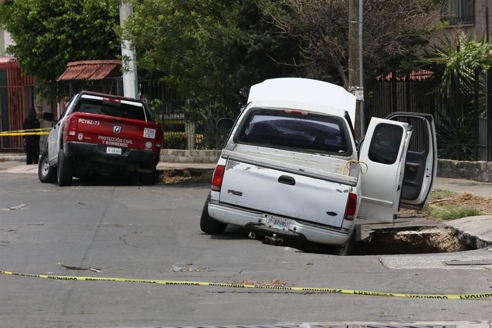 El socavón es de 25 metros por debajo del pavimento ya sin soporte.