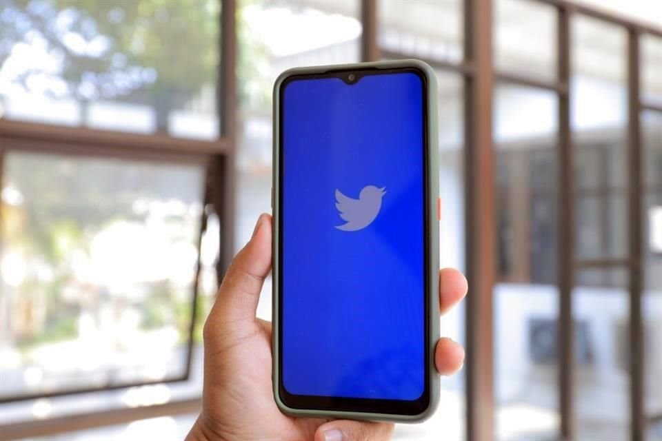 Twitter limitó a mil tuits diarios a personas no verificadas.