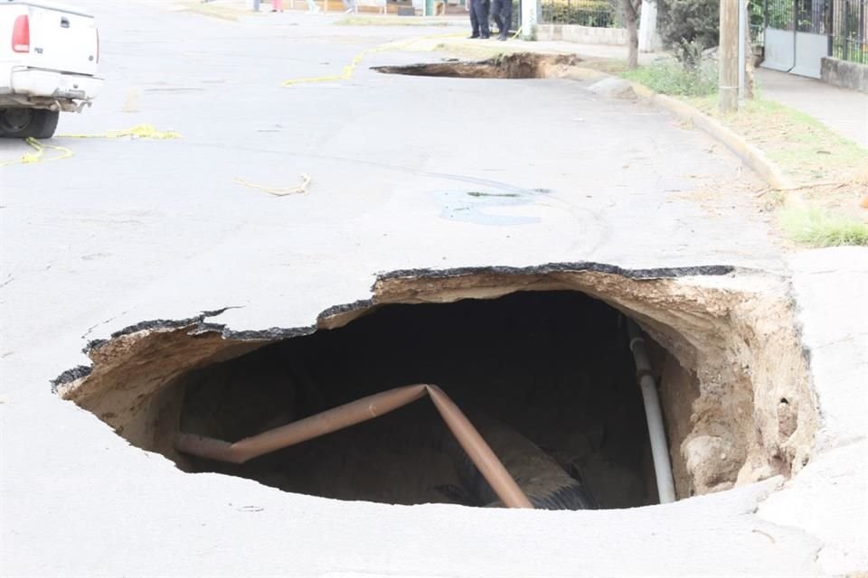 El socavón de 25 metros de largo, cuatro metros de profundidad y seis de ancho se generó por erosión hídrica.