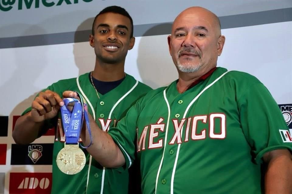 El mánager Enrique Reyes y el pelotero Randy Romero dieron sus impresiones tras obtener la presea dorada en San Salvador.