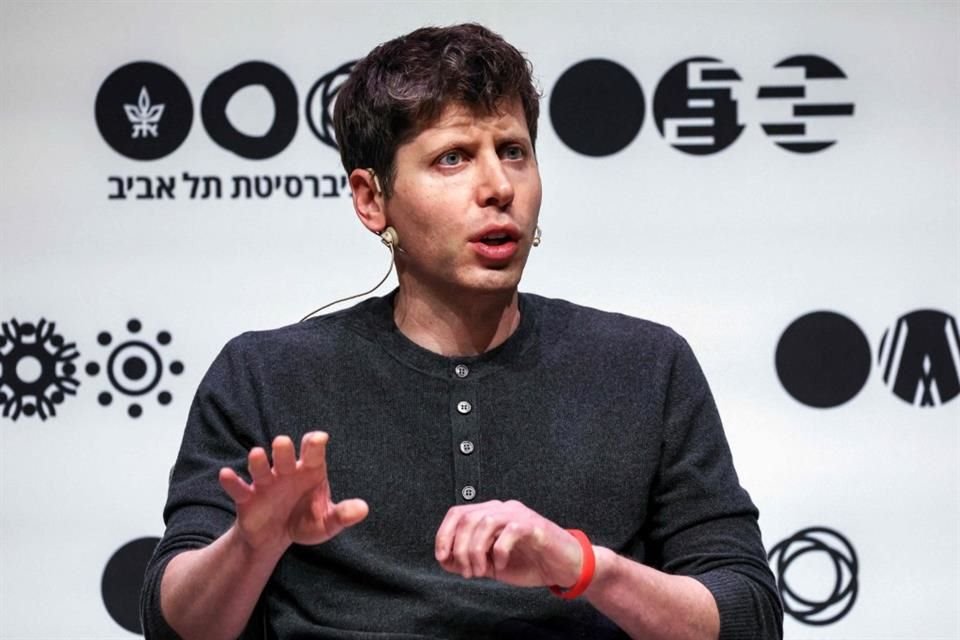 Sam Altman deja su puesto de director ejecutivo de OpenAI, el creador de ChatGPT, y sale de la empresa.