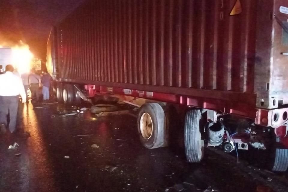 Accidente bloqueó el paso de la vía GDL-Colima, a la altura del Puente Beltrán, en sentido San Marcos hacia Cuatro Caminos; hay dos muertos.