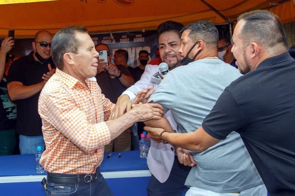 Chávez y Camacho estuvieron a nada de los golpes durante la presentación.