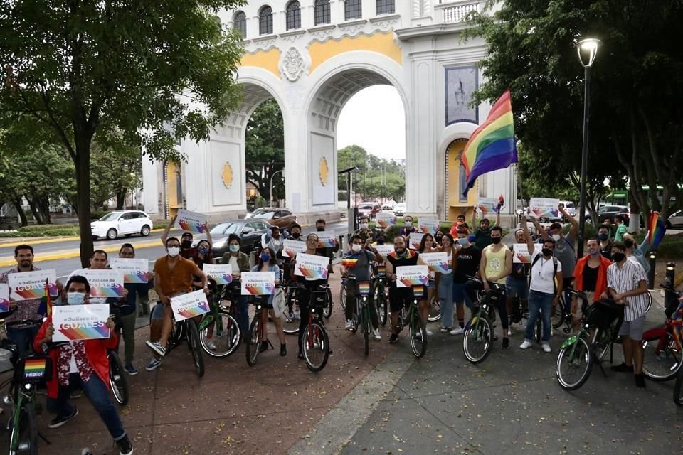 La rodada por el mes del Orgullo transitó desde Arcos Vallarta hasta Plaza Liberación.