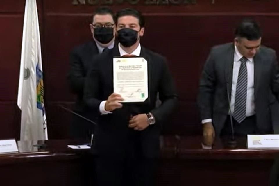 Samuel García recibió su constancia como Gobernador Electo de Nuevo León.