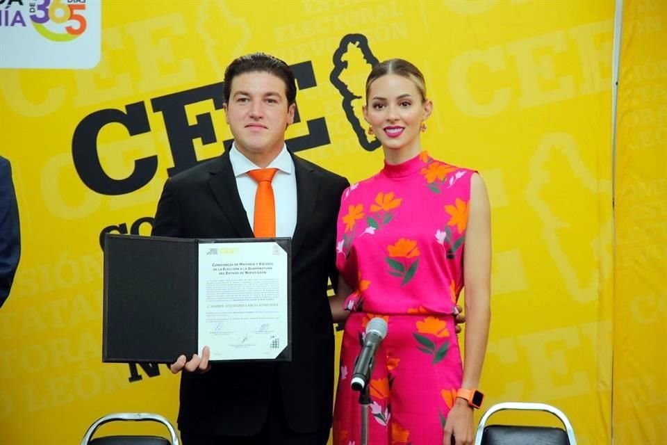 Samuel García acudió acompañado de su esposa, Mariana Rodríguez.