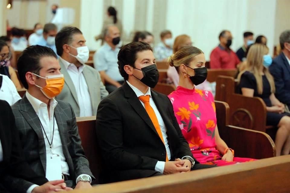 El Gobernador electo, Samuel García, acudió junto con su familia a la misa de las 13:00 horas en la Catedral.