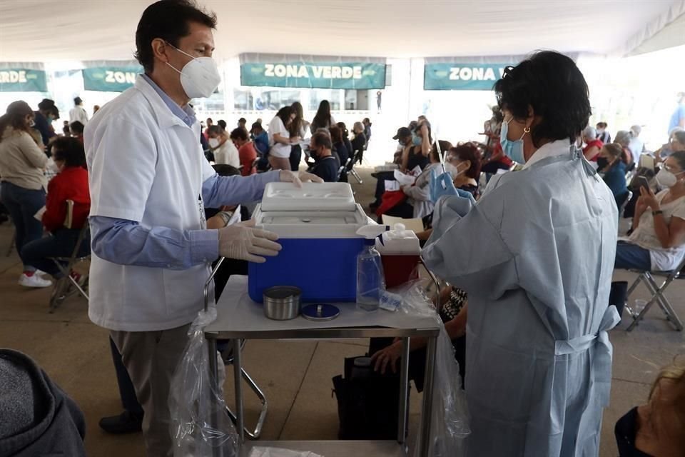 Este lunes vacunarán contra Covid a embarazadas y personas de 40 a 49 años, en 13 municipios de Jalisco, y el martes en otros 15 municipios.