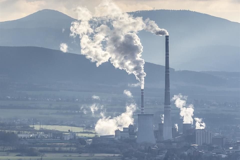 El 9 de agosto, la ONU publicó un informe en el cual resume que el mundo vive una crisis climática, por lo que si los gobiernos no actúan de manera drástica e inmediata en disminuir sus emisiones contaminantes, será imposible revertir los efectos catastróficos.