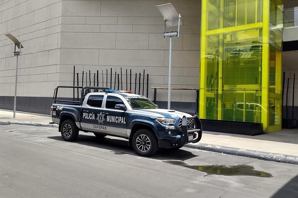 Un robo se registró en una tienda de artículos deportivos ubicada en el interior de Plaza Galerías, en Zapopan; el afectado dijo a las autoridades que el robo ascendía a 120 mil pesos.