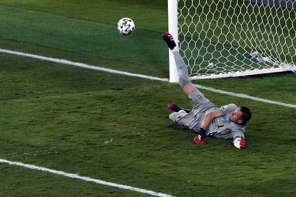Robin Olsen lució bajo los tres palos de Suecia.