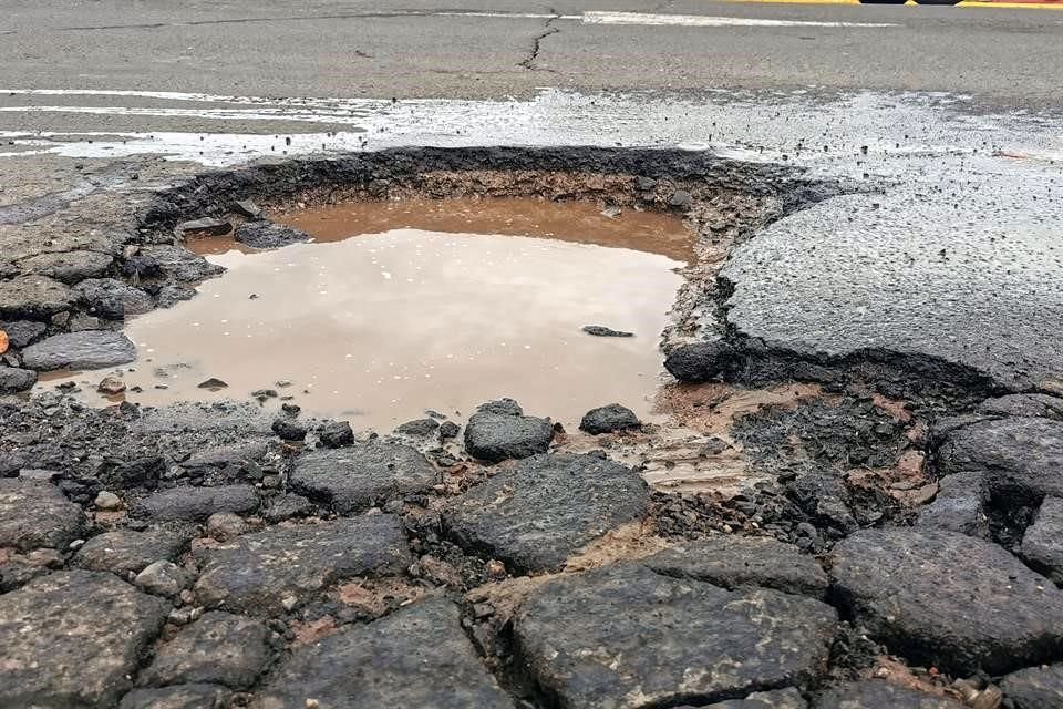 Las constantes lluvias de los últimos días han empezado a causar estragos en las calles, como este bache en Arroyo de Enmedio, en Tonalá.