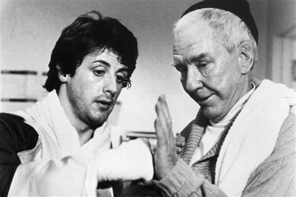 En Rocky se rinde tributo al legendario Constantine Cus D'Amato, reflejado en el entrenador del Semental Italiano, Mickey Goldmill.