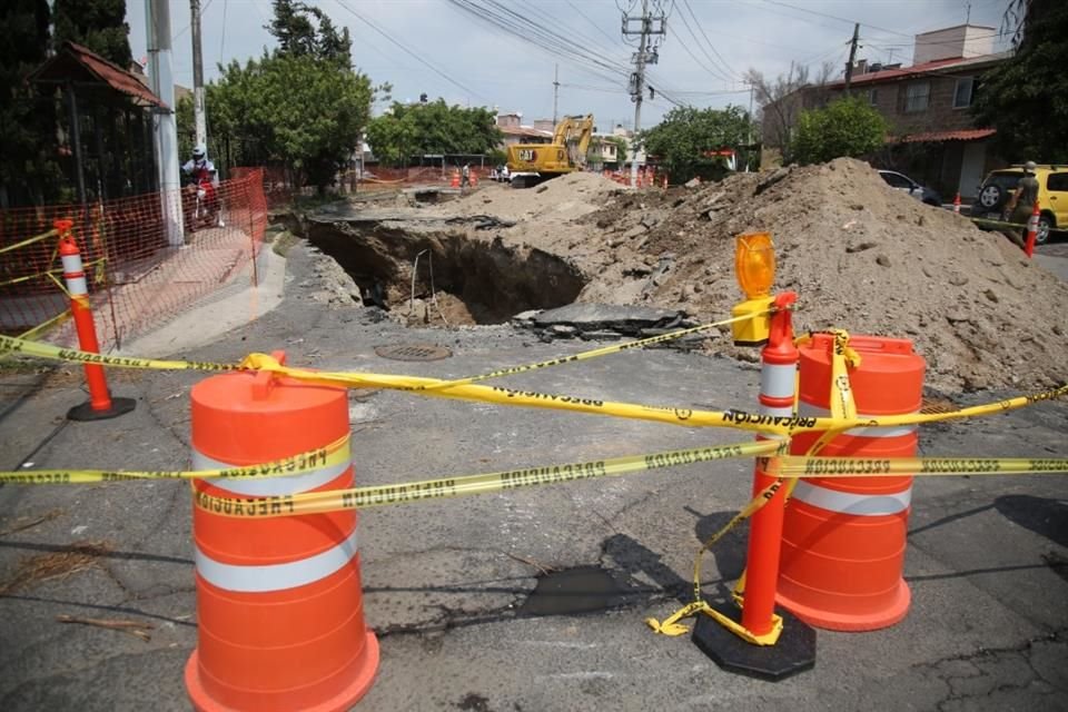 El socavón en Bosques de El Centinela en Zapopan tiene una longitud de 25 metros, cuatro de profundidad y 6 de ancho.