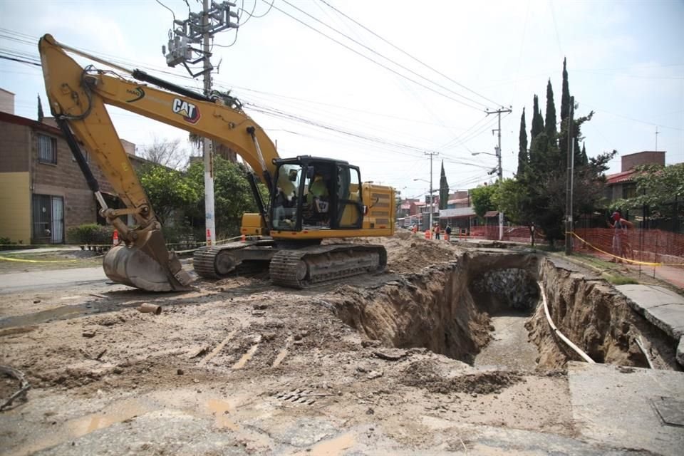 Protección Civil indicó que dos colectores se rompieron con las lluvias del fin de semana y la cantidad de agua que fluyó en el subsuelo arrastró la tierra a su paso.