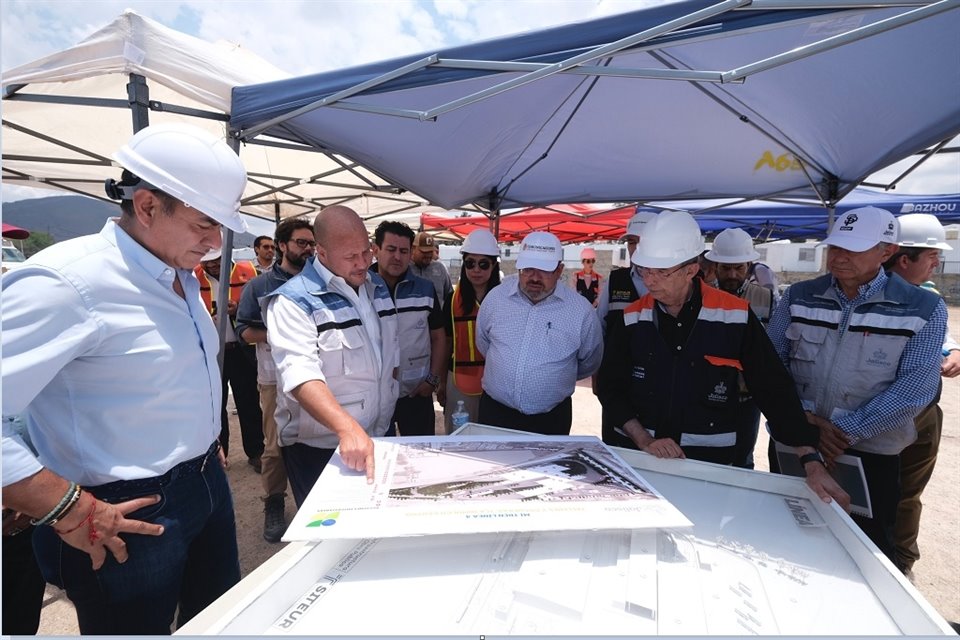 Autoridades llevaron a cabo este martes un recorrido de supervisión por la obra de construcción de la L4.