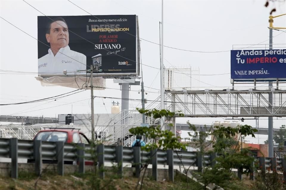 Silvano Aureoles se promueve en Periférico, casi esquina con Arco de Julio Cesar, en la colonia Arcos de Zapopan.