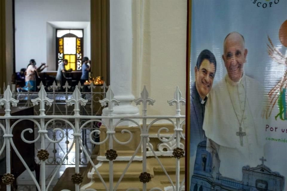 Un cartel con el Obispo Rolando Álvarez y el Papa Francisco cuelga dentro de la Catedral en Matagalpa, Nicaragua.