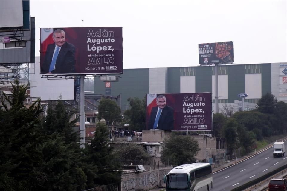 Aspecto de los anuncios donde se promueve la imagen de Adán Augusto López, aspirante presidencial de Morena.