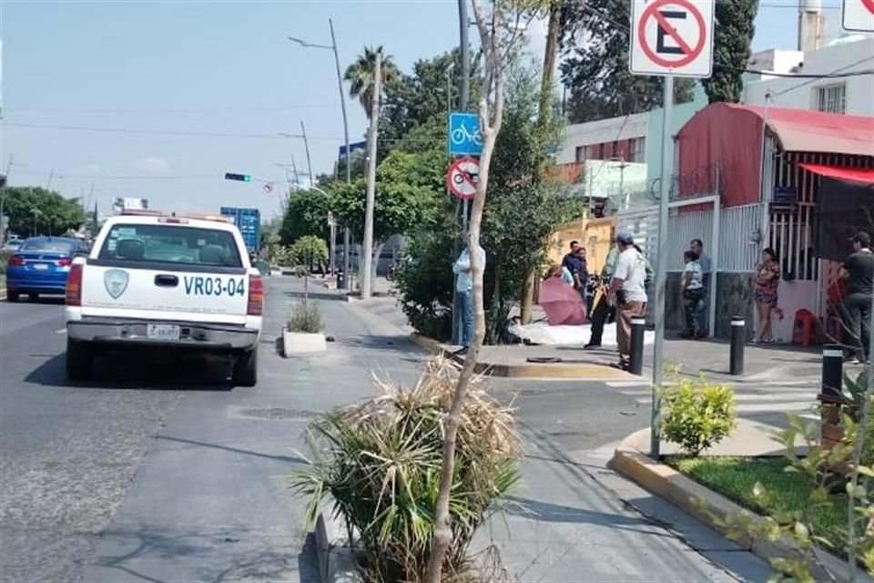 Un motociclista perdió la vida luego de derrapar cuando circulaba en calles de la Colonia General Real, en Guadalajara.