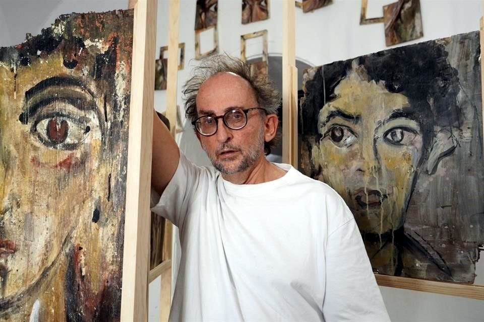 Daniel Goldin, promotor de la lectura, escritor y bibliotecario en su estudio de pintura.