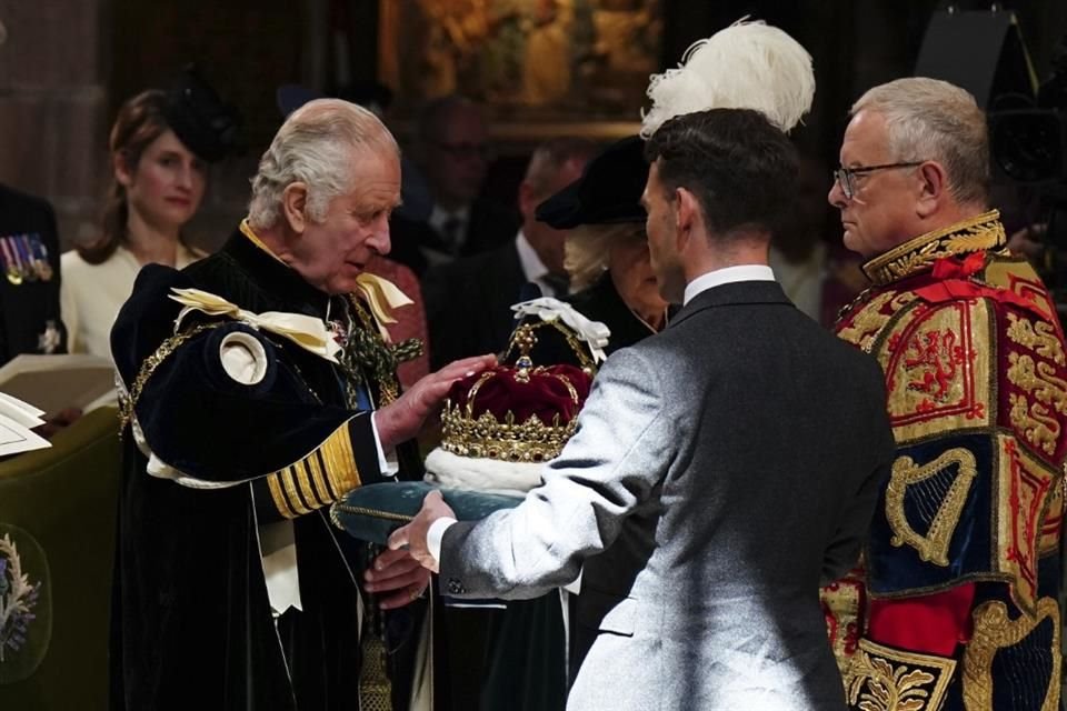 El Rey Carlos III recibió las joyas de la corona de Escocia en una nueva ceremonia de coronación celebrada en el Royal Mile de Edimburgo.