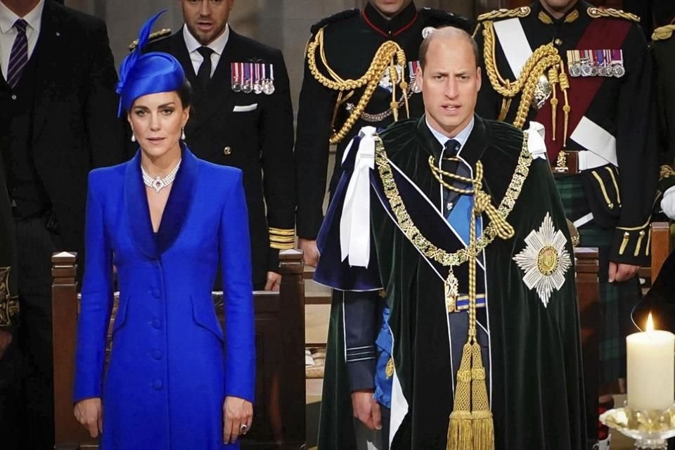 La Princesa de Gales robó varias miradas en el evento al lucir por tercera vez un abrigo azul cobalto de Catherine Walker.