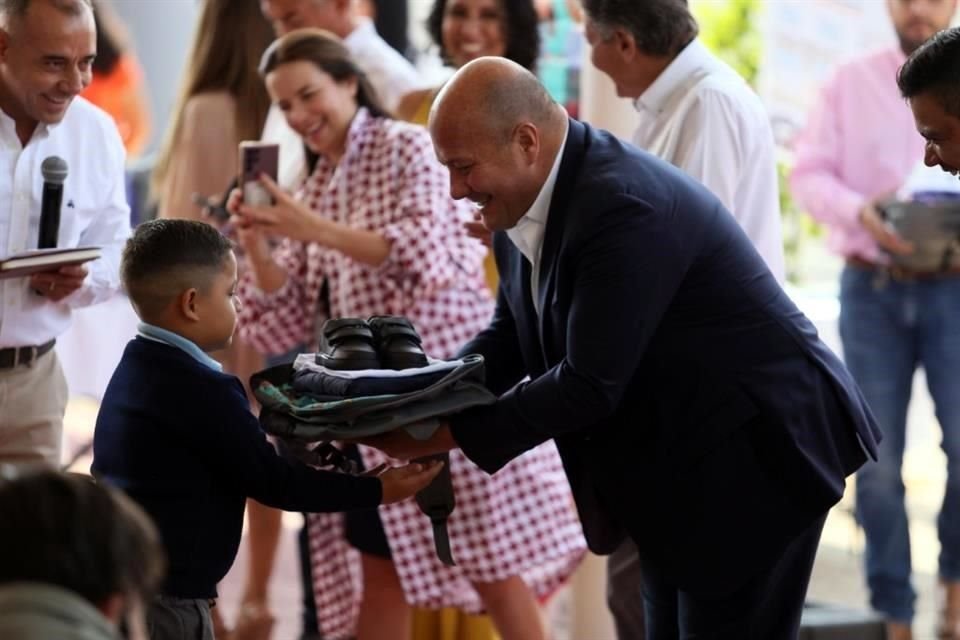 A partir de esta semana inició la entrega de Paquetes Recrea en escuelas públicas de educación básica del AMG.