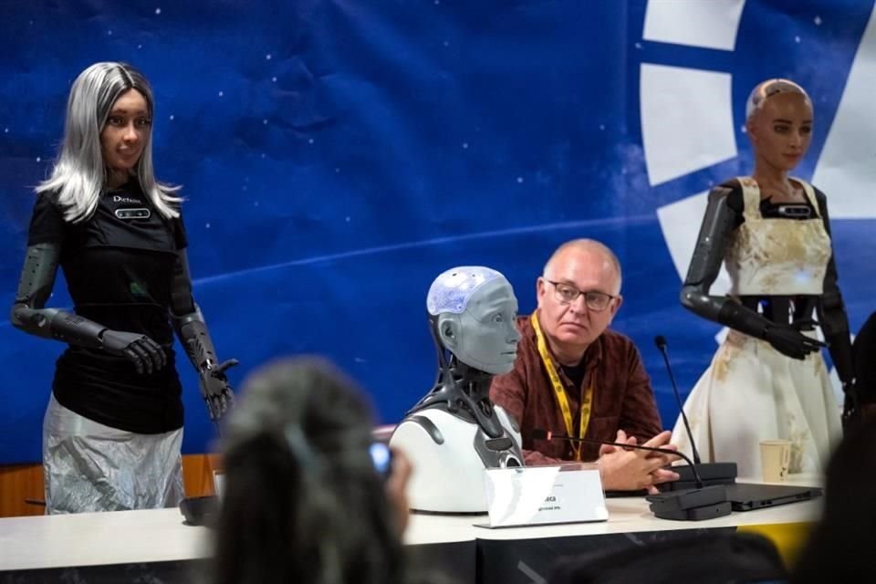 Los robots humanoides Mika, Ameca y Sophia participaron en la primera conferencia mundial con un panel con robots creados con IA en Ginebra, Suiza.