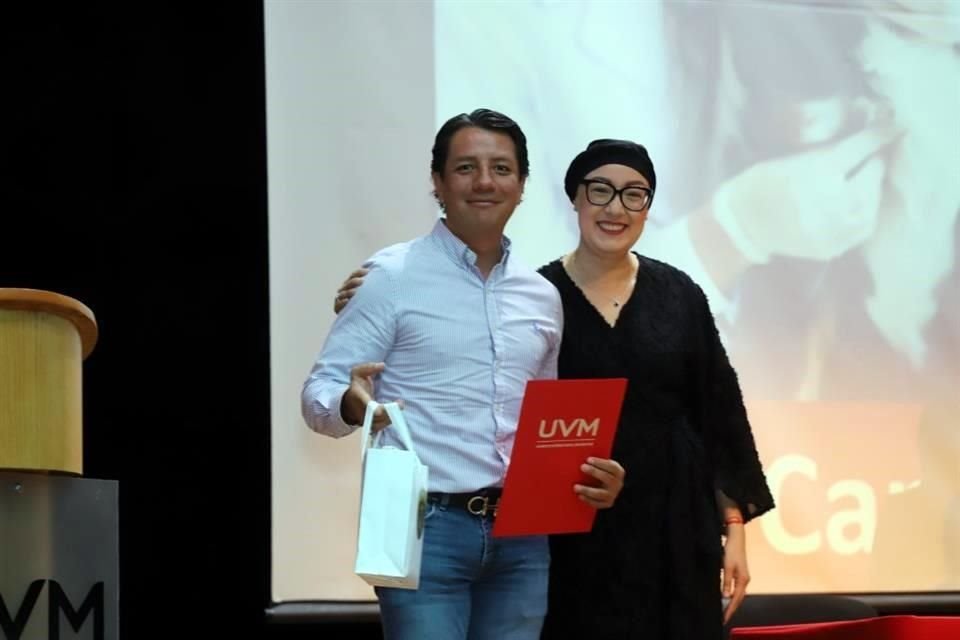 Omar Aurelio Robles Torres recibe un reconocimiento por ser el primer alumno inscrito a la Licenciatura en Medicina Veterinaria de UVM Campus Zapopan.