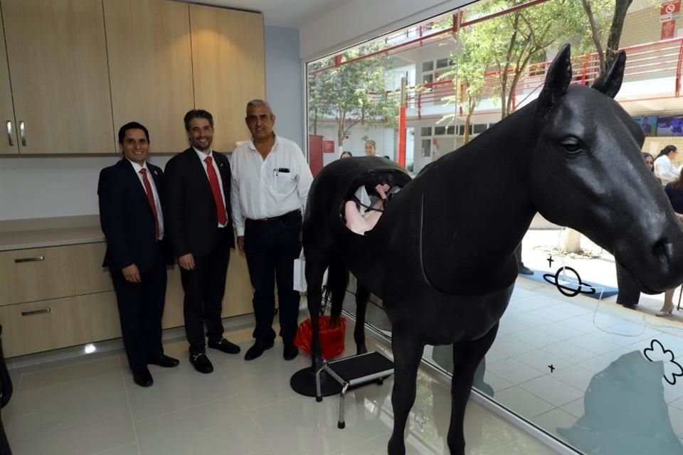 MVZ. Mauricio Martínez Pérez, Director Nacional de Veterinaria UVM y Mtro. Raul Caraballo Guevara, Vicepresidente Académico de Laureate México y de UVM, participaron en el recorrido con invitados especiales al evento.