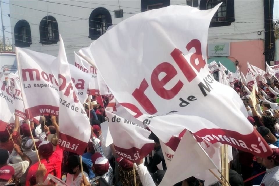 Morenistas que criticaba a la Oposición por mantenerse en cargos públicos, adelantaron que no pedirán licencia preo ya andan en campaña.