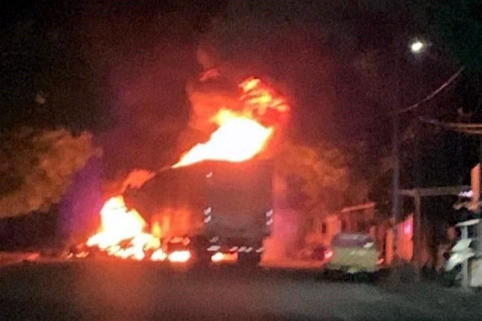 Hasta transportes públicos fueron incendiados.