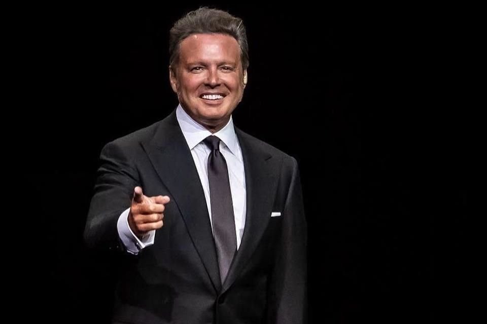 Luis Miguel fue captado en un vuelo comercial de España a Londres, junto a su novia Paloma Cuevas.