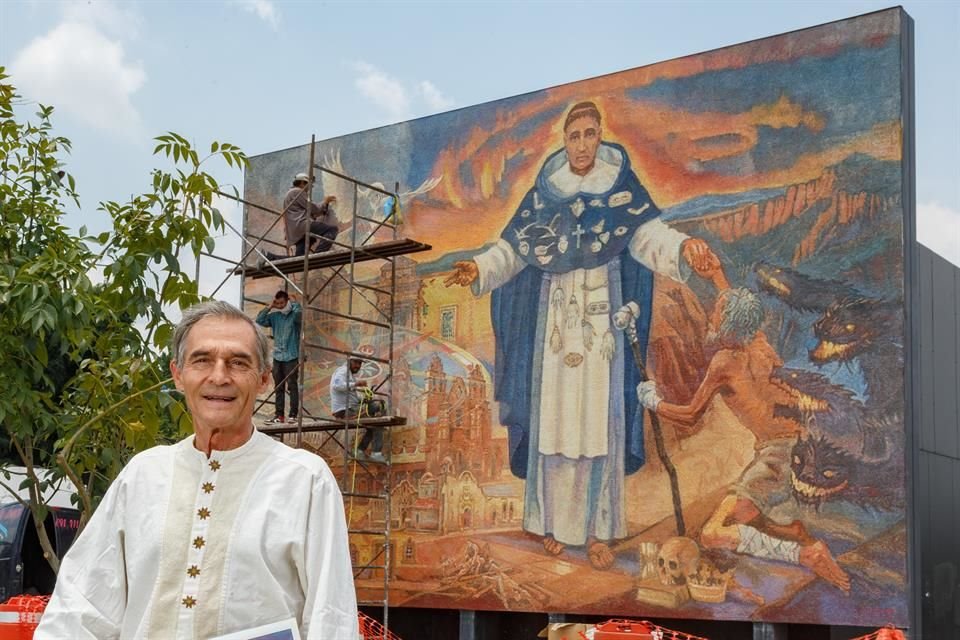 El mural de grandes dimensiones, hecho de mosaicos venecianos, está ubicado en la Estación Normal de la Línea 3.